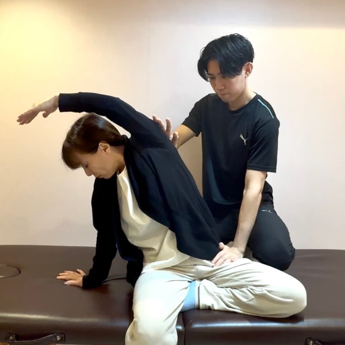 トレーナーがマンツーマンで指導している様子